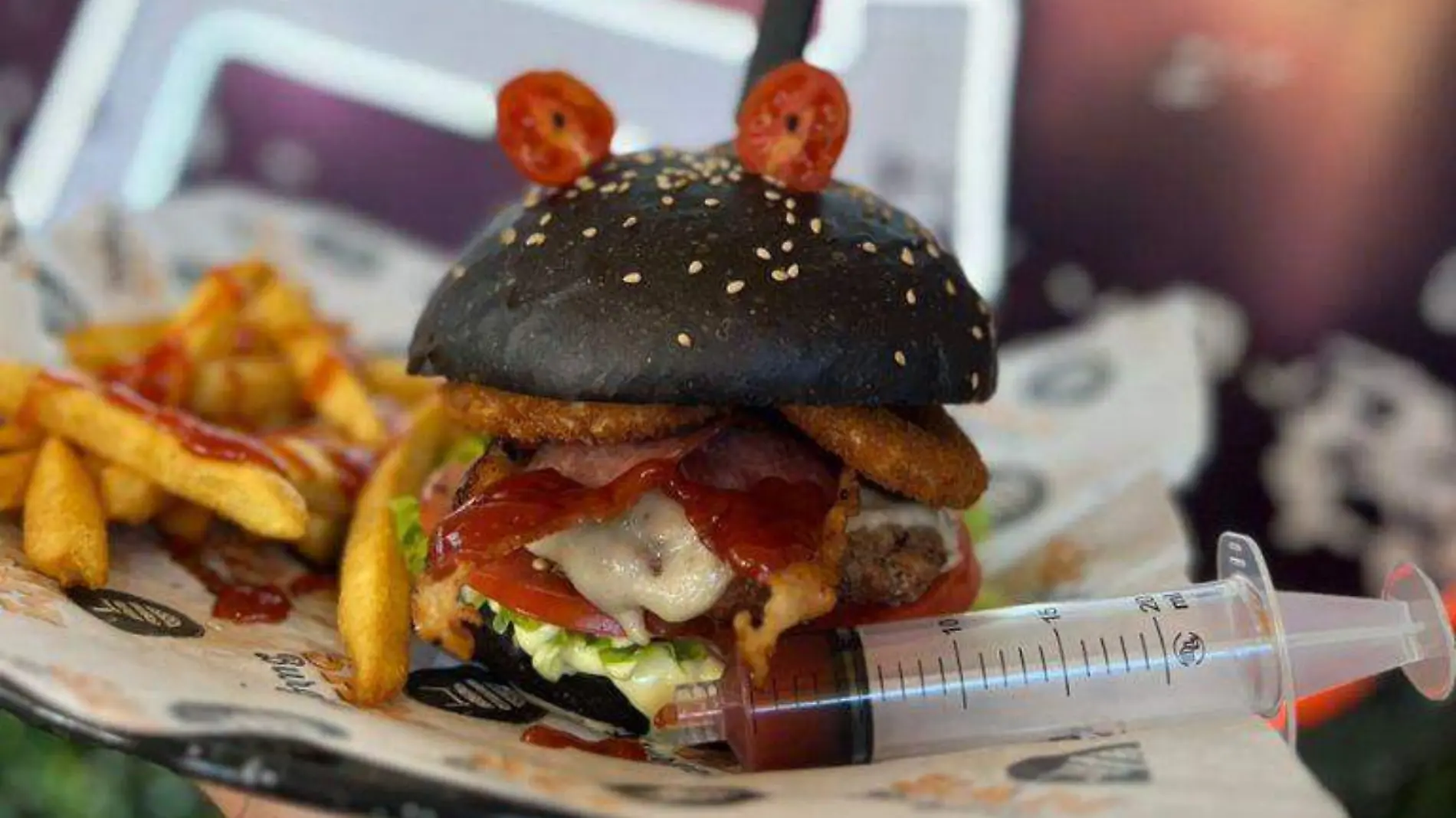 Negocio de Tampico crea la hamburguesa Halloween